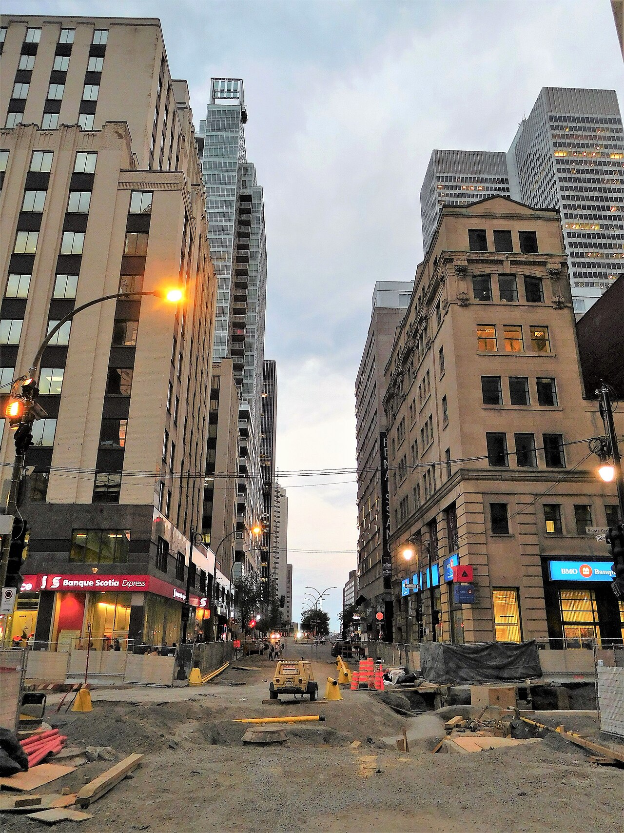 Catch Me If You Can filming location: Boulevard Robert-Bourassa