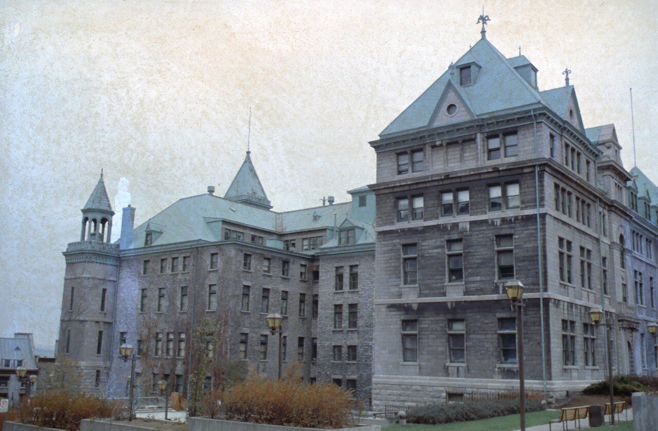 Catch Me If You Can filming location: Hôtel de ville de Québec