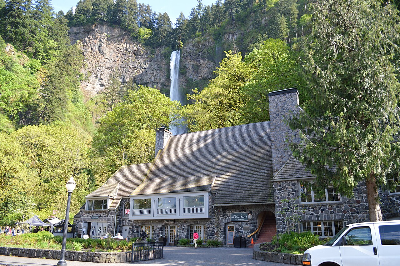 Twilight filming location: Multnomah Falls Lodge