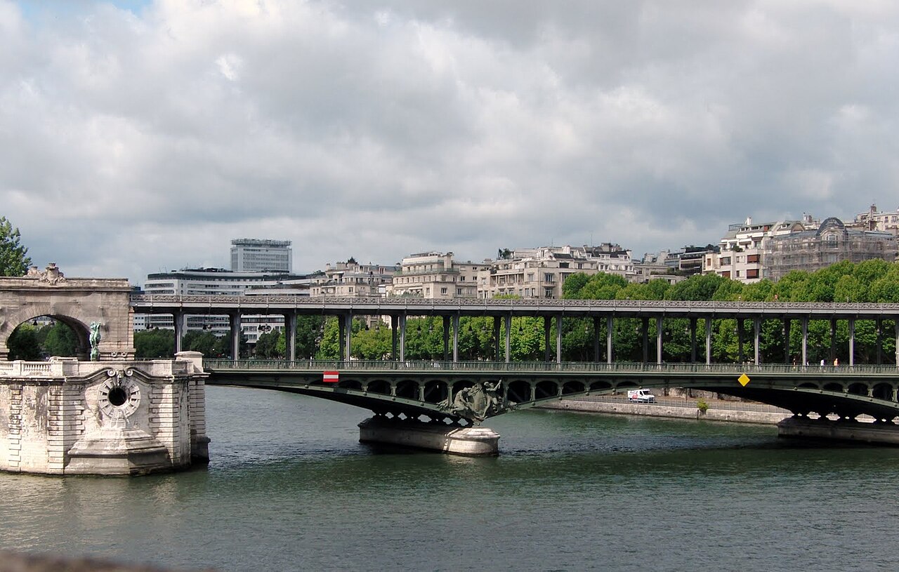 Inception filming location: Pont de Bir-Hakeim